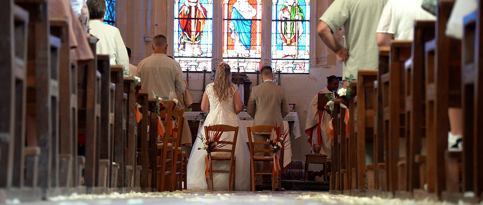 un couple a l'église qui se marient