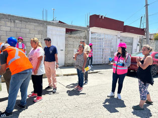 CEAA y Cascos Rosas entregan cloro en la colonia Tuzos, tras intensas lluvias