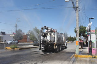 CONTINUAN ACCIONES DE SANITIZACIÓN EN COLONIAS Y SE REFUEZAN ACCIONES DE LIMPIEZA
CALLES, CAMELLONES