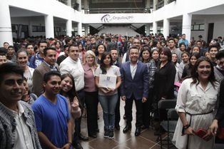ENTREGAN BECAS A ALUMNOS DE LA UPP