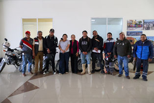 La presidenta municipal Lorena García Cázares entrega a personal del organismo operador del agua , ocho motocicletas.