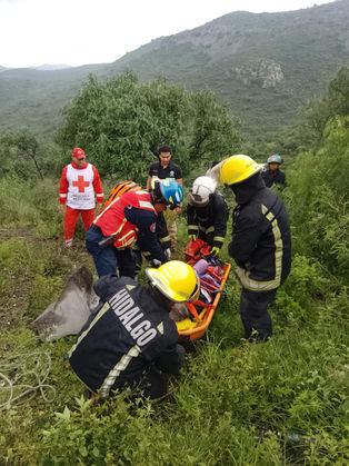 SSPH rescató dos mujeres, luego de que el vehículo en el que viajaban se precipitara a un barranco en el Corredor de la Montaña.