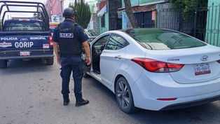 Elementos de la Secretaría de Seguridad Pública Municipal de Pachucaaseguraron un automóvil y una motocicleta con reporte de robo.
