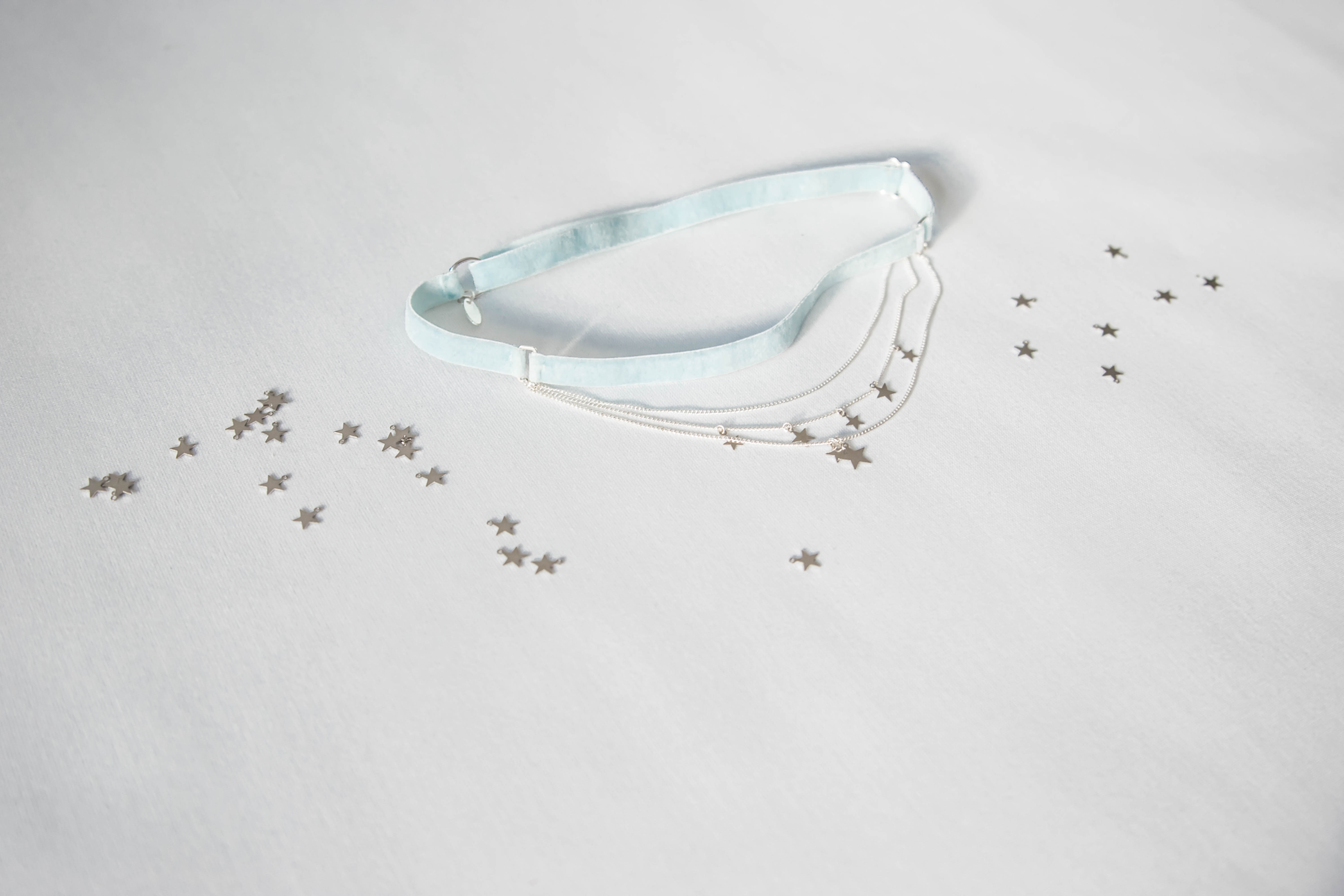 modrý svatební podvazek s řetízky v originálním provedení