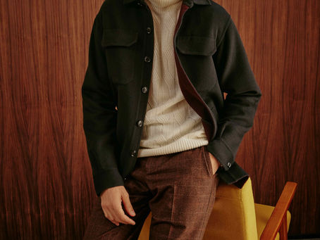 La nuova Navy Jacket must-have di Brett Johnson