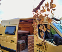 VANHALLA VANS MUEBLES ARTESANOS CAMPER VAN.jpeg