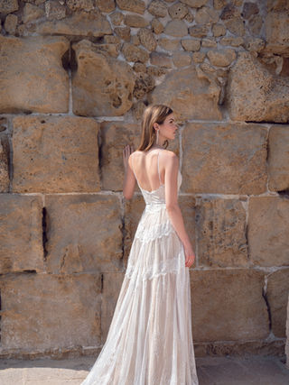 שמלת כלה בוהו שיק נשפכת בעיצוב אישי של שני ששון.