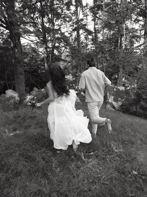 לתן כלה רצים ביער בחוץ לארץ הכלה לובשת שמלה של שני ששון בוהו שיק וינטג'