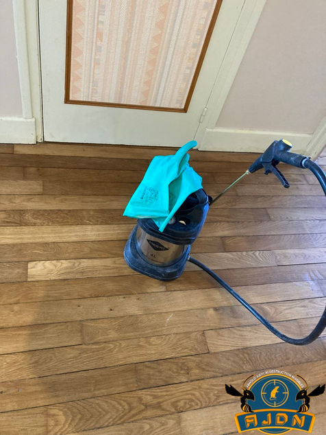 Désinfection et destruction de punaises de lit
Espèce d’insecte hétéroptère de la famille des cimicidae
Si vous suspectez un début d’infestation de punaise de lit à votre domicile, surtout n’attendez pas,
appelez un professionnel !

Des rougeurs ? Des piqures sur le corps ? De plus en plus de démangeaisons ? Il s’agit peut être de punaises de lit. Si tel est le cas, il faut agir vite car les piqures de punaises de lit ne sont pas anodines, elles peuvent entrainer des lésions cutanées sévères, elles sont également très urticantes pouvant entraîner des œdèmes. De plus les punaises sont extrêmement prolifiques, elles peuvent générer une grande descendance en quelques semaines.

En vous piquant, les punaises de lit se nourrissent de votre sang quand vous dormez. La fréquence des piqures par punaise est comprise entre 3 et 15 jours. Mais elles peuvent aussi bien survivre sans manger pendant un an et demi. Actives la nuit et fuyant la lumière, ce qui les rend très difficile à detecter, à combattre et à exterminer.

En général, les punaises de lit vivent principalement à proximité des endroits de repos de l’homme tels que les coutures du matelas, dans les trous du sommier, dans les têtes de lit, dans les placards, les plinthes, les canapés…

​

Désinfection sur l’Aube pour la destruction des punaises de lit
​
Méthode de destruction des punaises de lit par biocides
Lutte avec un insecticide liquide

​​

Méthode de destruction des punaises de lit sans biocides
Lutte par la chaleur avec un nettoyeur vapeur

Lutte par le froid avec bombe de froid (- 40 C°)

Lutte par aspiration avec un aspirateur industriel avec sac jetable

​

Méthode alternatives de destruction des punaises de lit

Lutte par bombe aérosol terre de diatomée 

​

Attention, aucun insecticide n’agit sur les œufs de punaises de lit.
C’est pour cela que suivant l’infestation, il faut plusieurs passages à intervalle régulier.