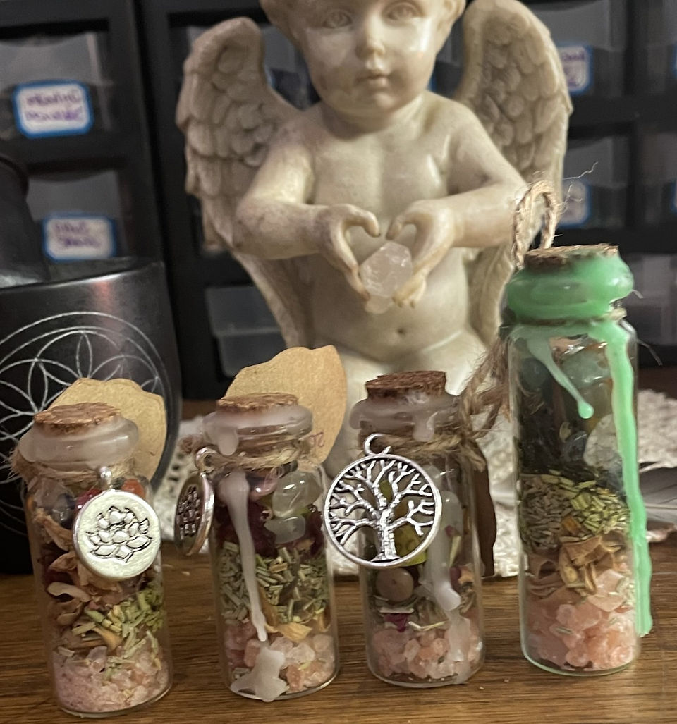SPELL JARS Amour, Argent et prospérité, Santé & Bien-Être, Protection, Sommeil, Communications, Relations, Emploi, Chakras, pour une occasion ou une personne spéciale, etc. Les SPELL JARS se déclinent à l'infini!