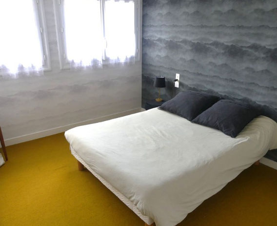 Au centre, maison non mitoyenne comprenant au rdc une entrée, un séjour salon ave cheminée, une cuisine aménagée équipée, une chambre, une salle d'eau, une buanderie. Un garage avec grenier au-dessus. A l'étage, un dégagement dessert 3 chambres, une salle d'eau, un petit grenier. Jardin clos de 544 m². Chaudière gaz à condensation récente. Surface : 122 m²
Prix du bien : 305000 €
Prix du bien hors honoraires : 295000 €
Honoraires TTC : 3.4 % soit 10000 €
Honoraires à la charge de l'acquéreur
Date de réalisation du diagnostic énergétique : 25/08/2025 Consommation énergie primaire : 151 kWh/m²/an Consommation énergie finale : Non communiqué Montant estimé des dépenses annuelles d'énergie pour un usage standard : entre 1650 € et 2 300 € sur les années 2021, 2022 et 2023 (abonnements compris).
Les informations sur les risques auxquels ce bien est exposé sont disponibles sur le site Géorisques : www.georisques.gouv.fr