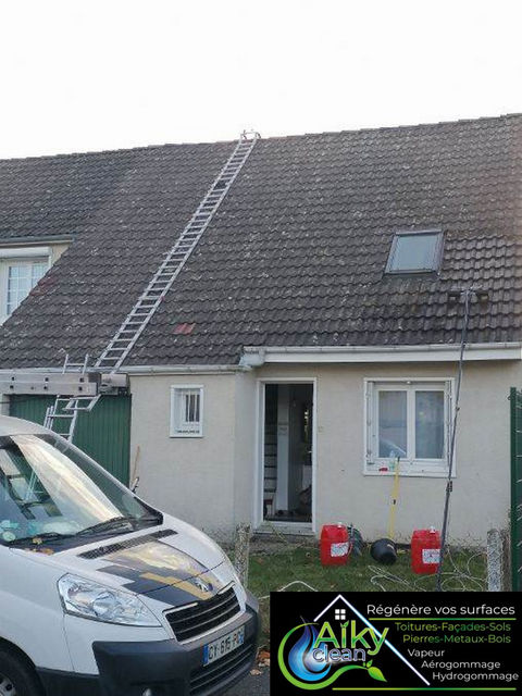 Nettoyage - Démoussage
et traitement de votre Toiture
La toiture est l’une des parties les plus importantes dans l’entretien d’un bâtiment car elle est très exposée aux éléments.
Que votre toiture soit en tuiles terre cuite, tuiles béton, ardoises ou fibrociments elles sont soumises à diverses agressions (pluie, UV, pollution), qui peuvent la fragiliser et augmenter la porosité des matériaux.
L’accumulation de végétaux comme les mousses, champignons et lichens peuvent freiner les écoulements des eaux de pluie et entraîner des infiltrations.​
L'entretien des gouttières de votre toit est une étape importante pour garder votre toit étanche à l'air et votre maison saine.

Les toits sont souvent négligés lors du nettoyage de printemps. Ces derniers doivent être maintenus dans un état exemplaire pour éviter des perturbations majeures dans la maison sur le long terme (inondations, fuites, humidité, etc.). Parmi les opérations importantes d'entretien de toiture, pensez à chouchouter vos gouttières. Les gouttières jouent un rôle déterminant dans l'évacuation des eaux pluviales et doivent être correctement entretenus.