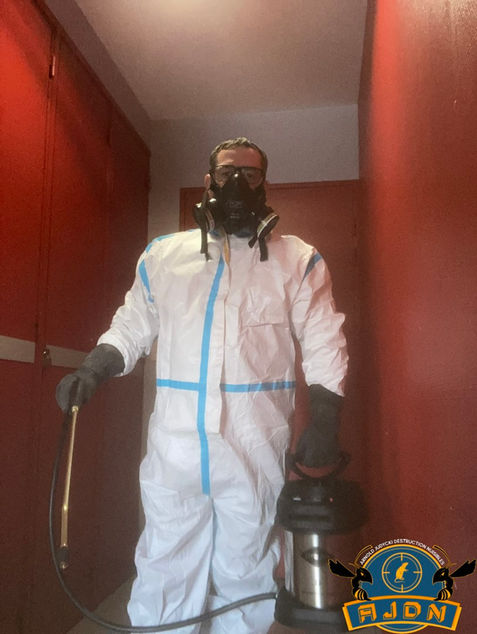 
Désinfection et destruction de punaises de lit
Espèce d’insecte hétéroptère de la famille des cimicidae
Si vous suspectez un début d’infestation de punaise de lit à votre domicile, surtout n’attendez pas,
appelez un professionnel !

Des rougeurs ? Des piqures sur le corps ? De plus en plus de démangeaisons ? Il s’agit peut être de punaises de lit. Si tel est le cas, il faut agir vite car les piqures de punaises de lit ne sont pas anodines, elles peuvent entrainer des lésions cutanées sévères, elles sont également très urticantes pouvant entraîner des œdèmes. De plus les punaises sont extrêmement prolifiques, elles peuvent générer une grande descendance en quelques semaines.

En vous piquant, les punaises de lit se nourrissent de votre sang quand vous dormez. La fréquence des piqures par punaise est comprise entre 3 et 15 jours. Mais elles peuvent aussi bien survivre sans manger pendant un an et demi. Actives la nuit et fuyant la lumière, ce qui les rend très difficile à detecter, à combattre et à exterminer.

En général, les punaises de lit vivent principalement à proximité des endroits de repos de l’homme tels que les coutures du matelas, dans les trous du sommier, dans les têtes de lit, dans les placards, les plinthes, les canapés…

​

Désinfection sur l’Aube pour la destruction des punaises de lit
​
Méthode de destruction des punaises de lit par biocides
Lutte avec un insecticide liquide

​​

Méthode de destruction des punaises de lit sans biocides
Lutte par la chaleur avec un nettoyeur vapeur

Lutte par le froid avec bombe de froid (- 40 C°)

Lutte par aspiration avec un aspirateur industriel avec sac jetable

​

Méthode alternatives de destruction des punaises de lit

Lutte par bombe aérosol terre de diatomée 

​

Attention, aucun insecticide n’agit sur les œufs de punaises de lit.
C’est pour cela que suivant l’infestation, il faut plusieurs passages à intervalle régulier.