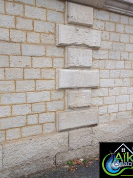 Nettoyage et traitement  Tags et Graffitis
Ne laissez pas vos murs ou votre entrée se détériorer !

​

Aiky Clean intervient immédiatement pour nettoyer et enlever tous les tags et graffitis .

Nous vous proposons une prestation sur mesure en fonction du revêtement et de l’importance du graffiti.

Nos experts interviennent rapidement pour le décapage sur toutes les surfaces. Immeuble, bureaux, copropriétés, on arrive tous à un moment où nos murs sont sales et détériorés. En faisant appel à nos services, bénéficiez d’un nettoyage professionnel réalisé par des experts des travaux de nettoyage.

Retirer un graffiti n’est pas une chose facile et cela requiert l’expertise d’un professionnel pour un résultat optimal sans pour autant abîmer la surface ou le revêtement tagué.

​

On dispose de plusieurs techniques pour obtenir un résultat satisfaisant.

​

La technique à utiliser dépend de plusieurs facteurs, notamment de la surface (mur, sol, porte de garage, vitrine, etc.), des matériaux qui ont été vandalisés (béton, bois, pierre, papier peint, PVC, surfaces vitrées, etc.) et du type de graffiti (type de peinture utilisé, etc.), dans certain cas le recouvrement de la surface est nécessaire.

L’Aérogommage et l'hydrogommage sont des techniques qui consistent à projeter à basse pression des granulats mélangés ou non avec de l’eau . Avec son effet abrasif mais pas agressif, cette technique de nettoyage est particulièrement efficace sur plusieurs types de graffitis.

​

Il existe une autre technique qui combine vapeur et bio solubilisation. Ce procédé consiste à appliquer un produit conçu pour dissoudre en quelques minutes les graffitis , un rincage basse pression vapeur permet de finir le travail. Afin de garantir le plus grand respect de l'environnement, nous utilisons des produits ecolabellisés.

​

Si vous êtes victime d’un graffiti , il est conseillé d’agir vite ! En effet, il est prouvé que la présence d’un tag sur un mur augmente le risque de voir en apparaître d’autres.