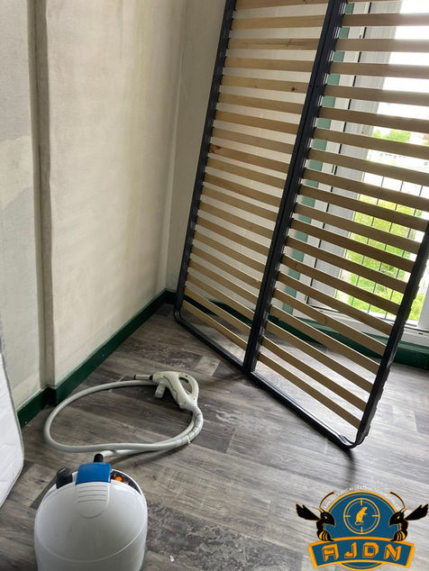 Désinfection et destruction de punaises de lit
Espèce d’insecte hétéroptère de la famille des cimicidae
Si vous suspectez un début d’infestation de punaise de lit à votre domicile, surtout n’attendez pas,
appelez un professionnel !

Des rougeurs ? Des piqures sur le corps ? De plus en plus de démangeaisons ? Il s’agit peut être de punaises de lit. Si tel est le cas, il faut agir vite car les piqures de punaises de lit ne sont pas anodines, elles peuvent entrainer des lésions cutanées sévères, elles sont également très urticantes pouvant entraîner des œdèmes. De plus les punaises sont extrêmement prolifiques, elles peuvent générer une grande descendance en quelques semaines.

En vous piquant, les punaises de lit se nourrissent de votre sang quand vous dormez. La fréquence des piqures par punaise est comprise entre 3 et 15 jours. Mais elles peuvent aussi bien survivre sans manger pendant un an et demi. Actives la nuit et fuyant la lumière, ce qui les rend très difficile à detecter, à combattre et à exterminer.

En général, les punaises de lit vivent principalement à proximité des endroits de repos de l’homme tels que les coutures du matelas, dans les trous du sommier, dans les têtes de lit, dans les placards, les plinthes, les canapés…

​

Désinfection sur l’Aube pour la destruction des punaises de lit
​
Méthode de destruction des punaises de lit par biocides
Lutte avec un insecticide liquide

​​

Méthode de destruction des punaises de lit sans biocides
Lutte par la chaleur avec un nettoyeur vapeur

Lutte par le froid avec bombe de froid (- 40 C°)

Lutte par aspiration avec un aspirateur industriel avec sac jetable

​

Méthode alternatives de destruction des punaises de lit

Lutte par bombe aérosol terre de diatomée 

​

Attention, aucun insecticide n’agit sur les œufs de punaises de lit.
C’est pour cela que suivant l’infestation, il faut plusieurs passages à intervalle régulier.