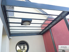 Une marquise, une verrière donnera du style et protégera votre entrée : En acier, en fer forgé, en aluminium, ou en inox. Une finition qui ne demande aucun entretien thermo laquée, ou galvanisée.