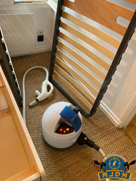 Désinfection et destruction de punaises de lit
Espèce d’insecte hétéroptère de la famille des cimicidae
Si vous suspectez un début d’infestation de punaise de lit à votre domicile, surtout n’attendez pas,
appelez un professionnel !

Des rougeurs ? Des piqures sur le corps ? De plus en plus de démangeaisons ? Il s’agit peut être de punaises de lit. Si tel est le cas, il faut agir vite car les piqures de punaises de lit ne sont pas anodines, elles peuvent entrainer des lésions cutanées sévères, elles sont également très urticantes pouvant entraîner des œdèmes. De plus les punaises sont extrêmement prolifiques, elles peuvent générer une grande descendance en quelques semaines.

En vous piquant, les punaises de lit se nourrissent de votre sang quand vous dormez. La fréquence des piqures par punaise est comprise entre 3 et 15 jours. Mais elles peuvent aussi bien survivre sans manger pendant un an et demi. Actives la nuit et fuyant la lumière, ce qui les rend très difficile à detecter, à combattre et à exterminer.

En général, les punaises de lit vivent principalement à proximité des endroits de repos de l’homme tels que les coutures du matelas, dans les trous du sommier, dans les têtes de lit, dans les placards, les plinthes, les canapés…

​

Désinfection sur l’Aube pour la destruction des punaises de lit
​
Méthode de destruction des punaises de lit par biocides
Lutte avec un insecticide liquide

​​

Méthode de destruction des punaises de lit sans biocides
Lutte par la chaleur avec un nettoyeur vapeur

Lutte par le froid avec bombe de froid (- 40 C°)

Lutte par aspiration avec un aspirateur industriel avec sac jetable

​

Méthode alternatives de destruction des punaises de lit

Lutte par bombe aérosol terre de diatomée 

​

Attention, aucun insecticide n’agit sur les œufs de punaises de lit.
C’est pour cela que suivant l’infestation, il faut plusieurs passages à intervalle régulier.