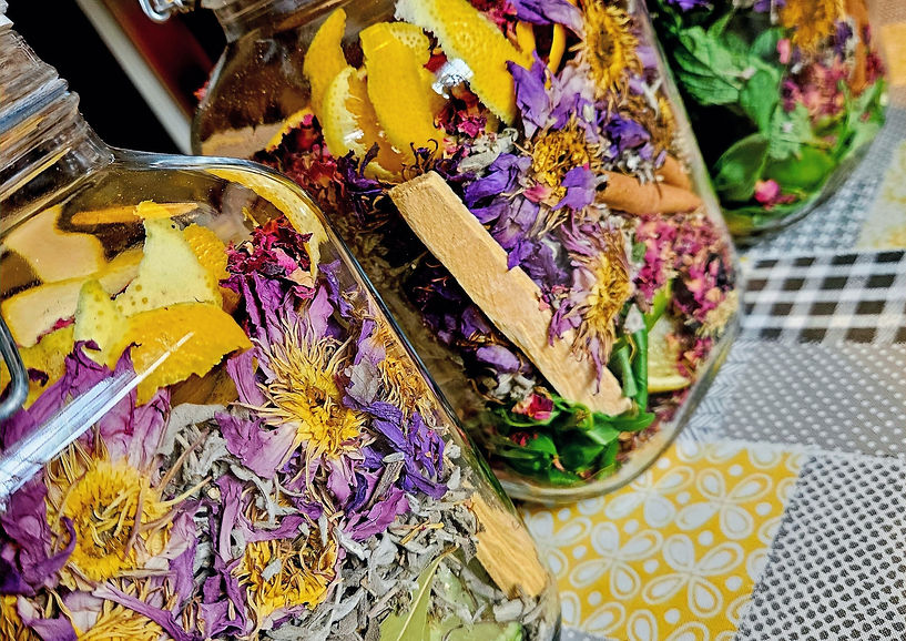 Getrocknete Kräuter für das Aurora Essenz Reinigungsspray von Arne Janssen – energetische Raum- und Aura-Reinigung