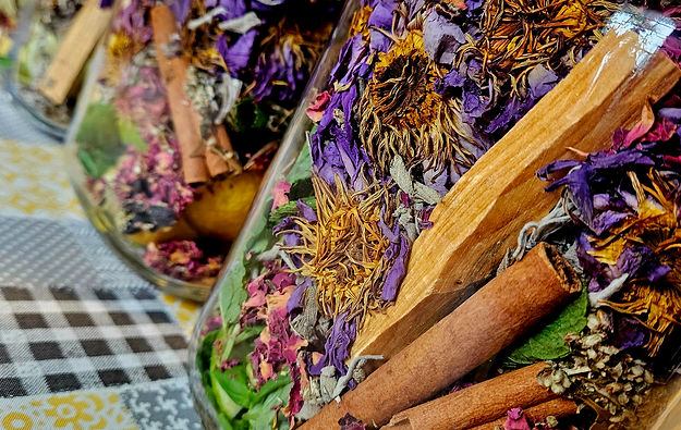 Bunte Kräutermischung für das Aurora Essenz Reinigungsspray von Arne Janssen