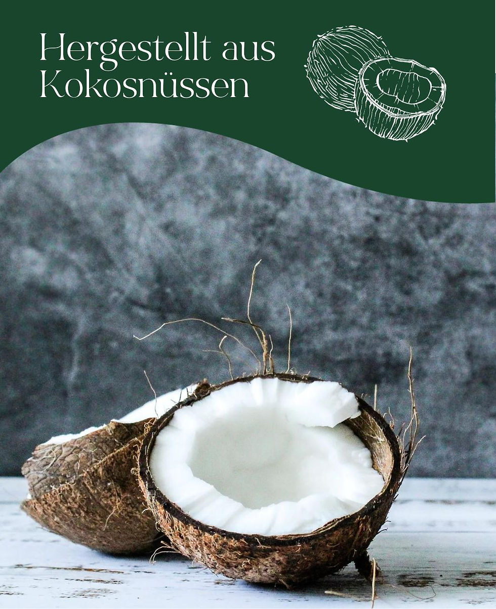 Eine halbierte Kokosnuss vor Marmorwand