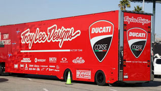 Video: l'arrivo dei tir nel paddock di Anaheim