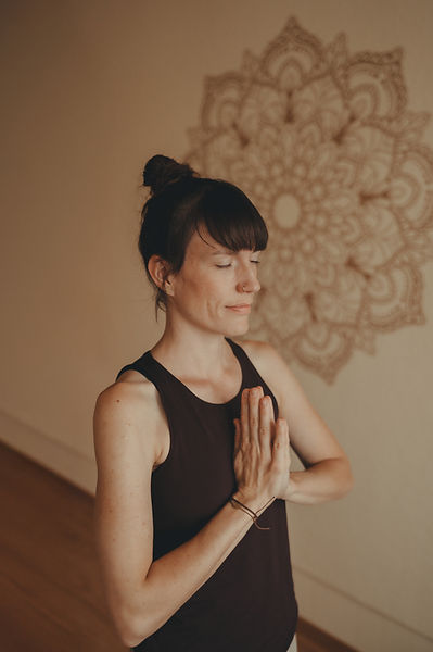 Anjali Mudra im Yoga bei sich ankommen