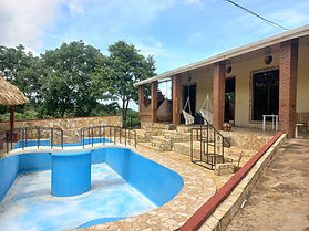 Propiedad con piscina y caballeriza