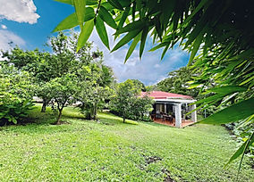 Exclusiva residencia en venta ubicada en una zona premium, ideal para quienes buscan amplitud, privacidad y una excelente ubicación para vivir o invertir