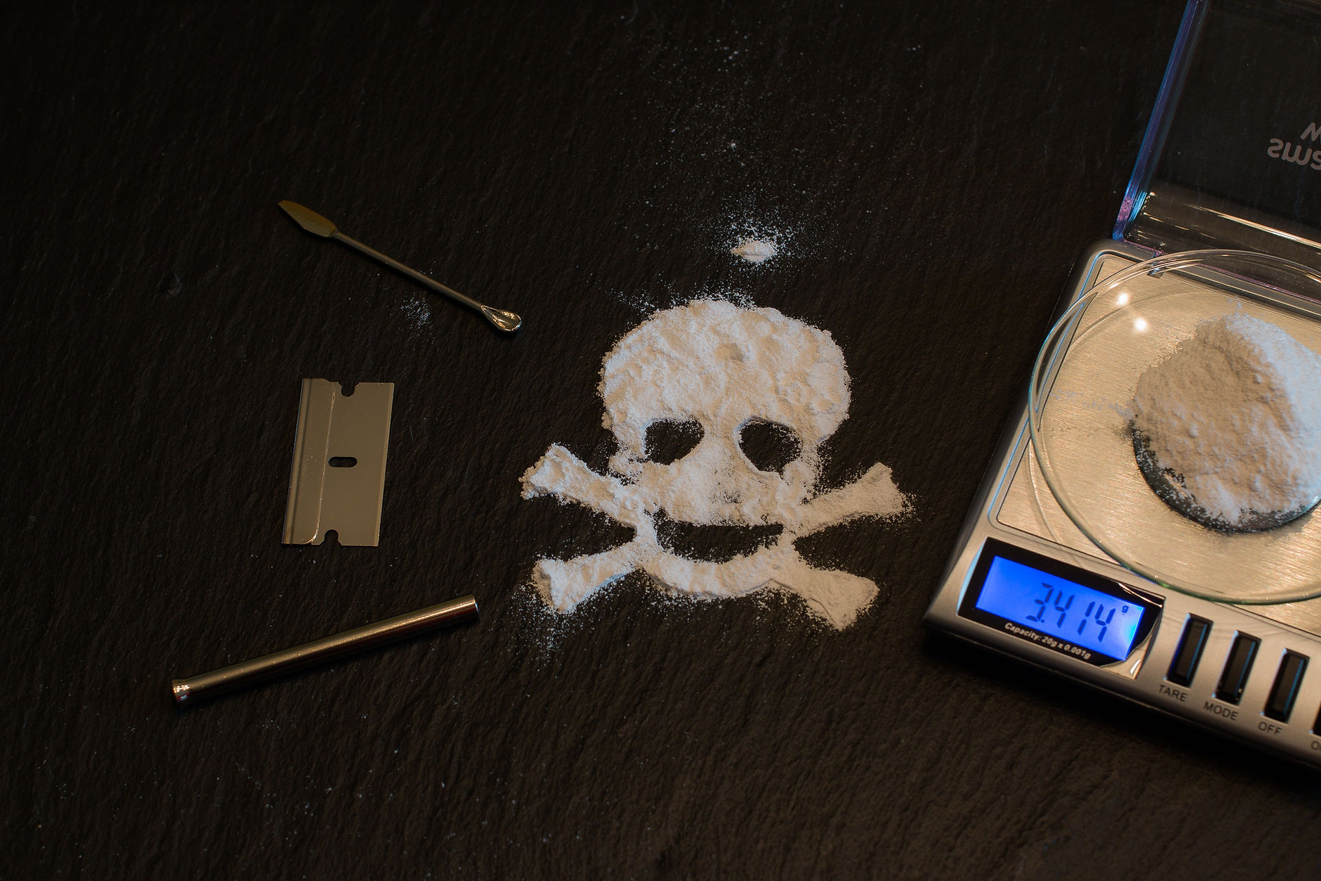 cocaína em formato de caveira exposta sobre a mesa