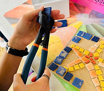 détail avec pince de coupe mosaïque atelier