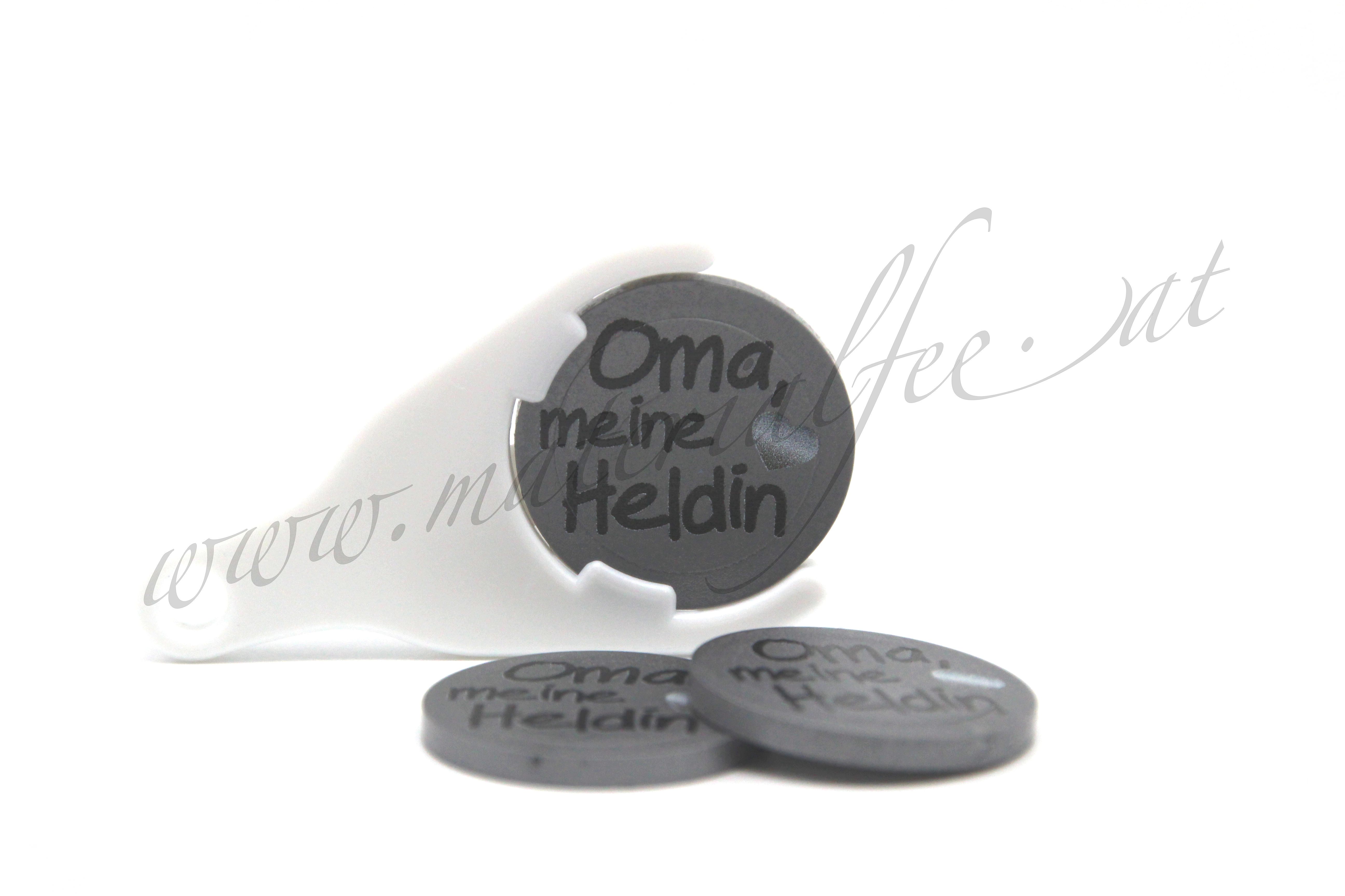 Oma - meine Heldin "grau" + Chiphalter