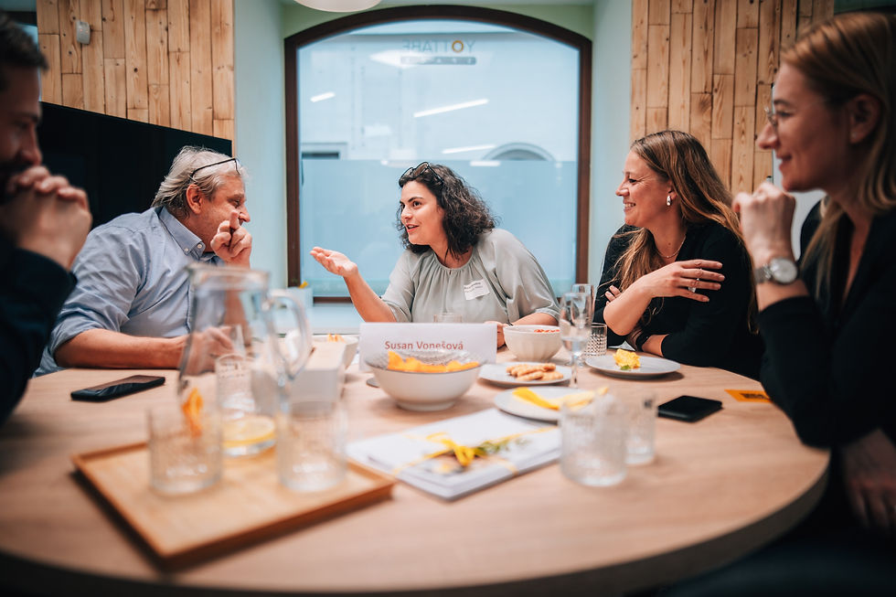 Diskuze s mentory u kulatých stolů.