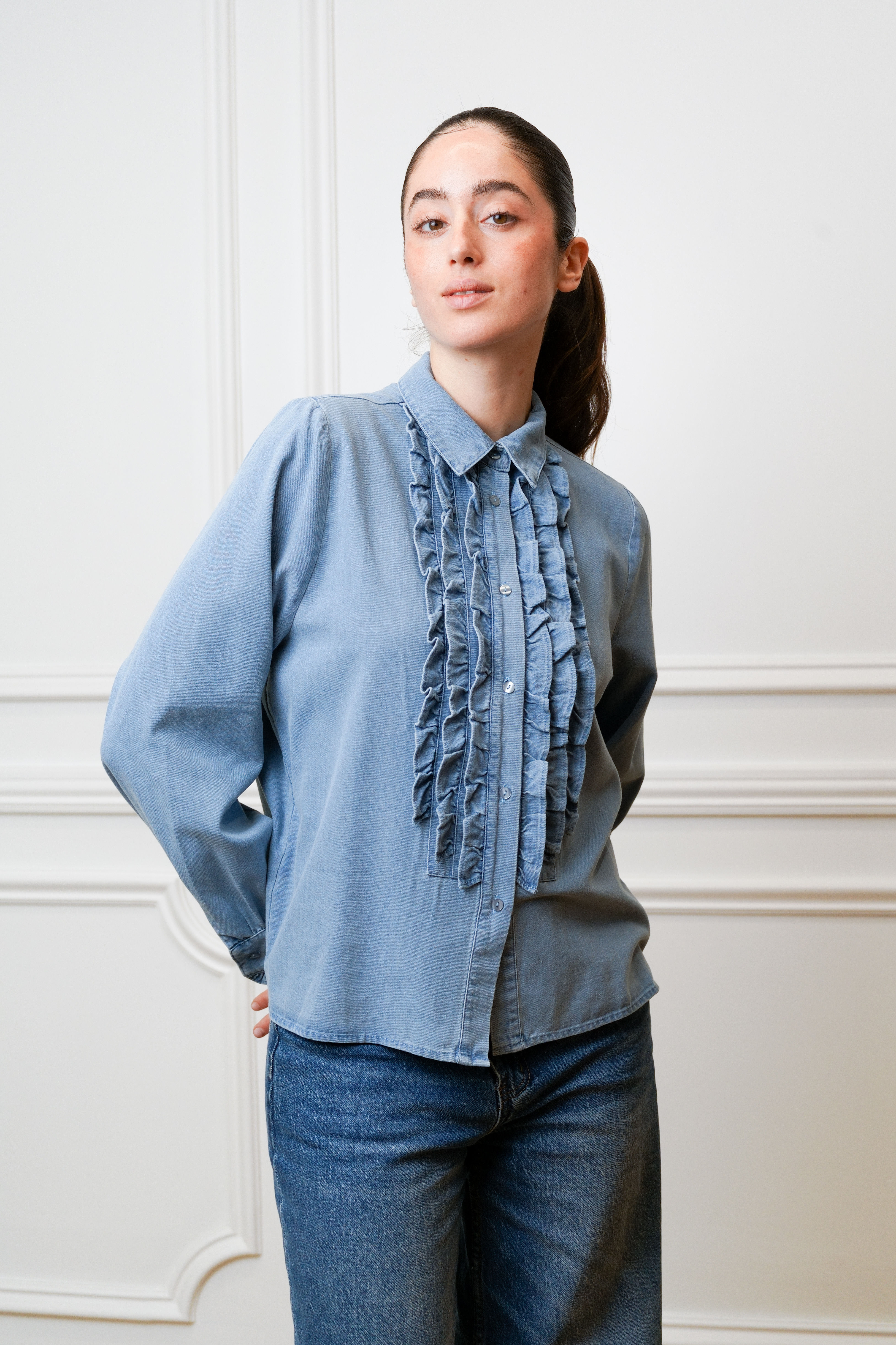 Chemise unie en jean avec volant sur le devant