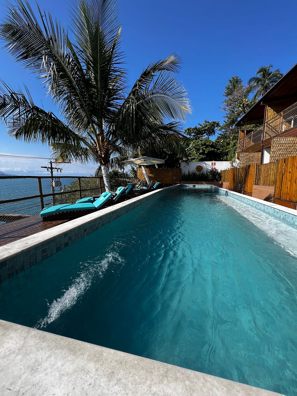 Solariun pool and deck overlooking the sea