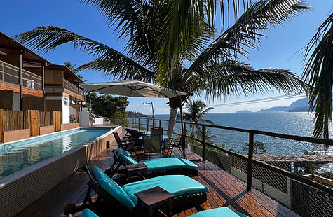Deck, piscina e vista para o mar no Solariun Beach Hotel.