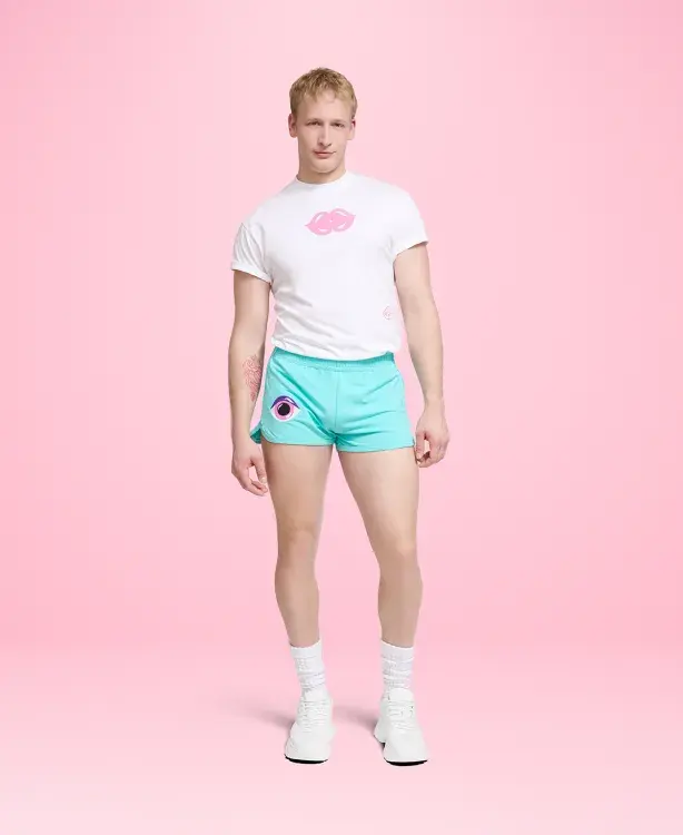 Miniatyrbild: White T-Shirt with Pink Queer Kiss & Logo