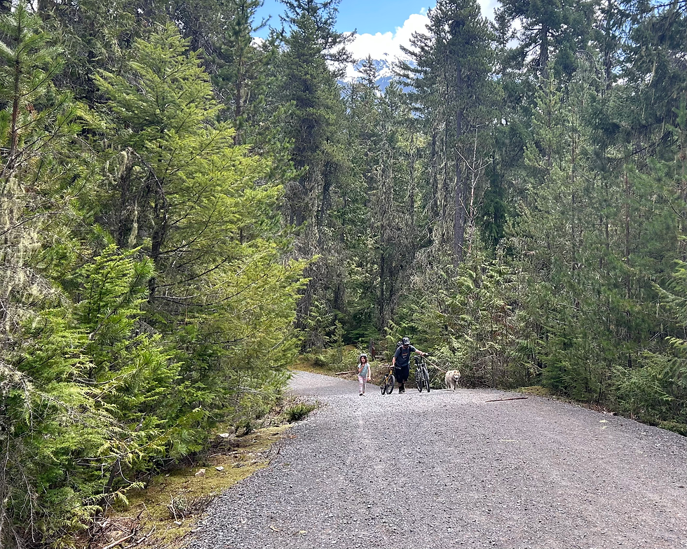 When the hill says nope—Simon to the rescue, with Élyssa, Kuna, and two bikes in tow. 🚲💪🐾