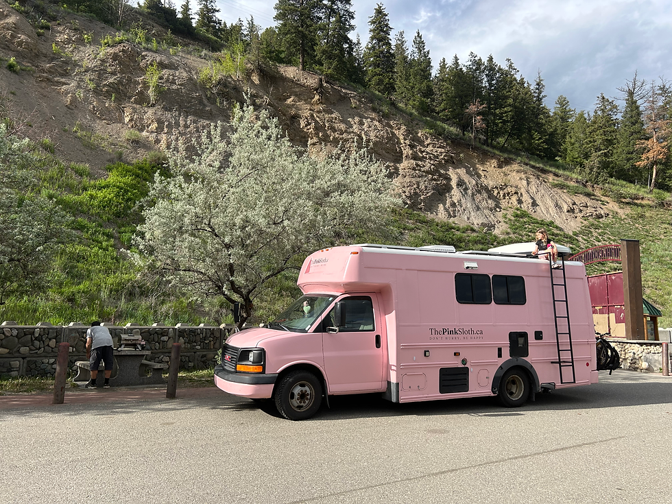 Who needs a five-star restaurant when you’ve got Simon flipping burgers under the olive trees by our pink chariot? 💕🍔