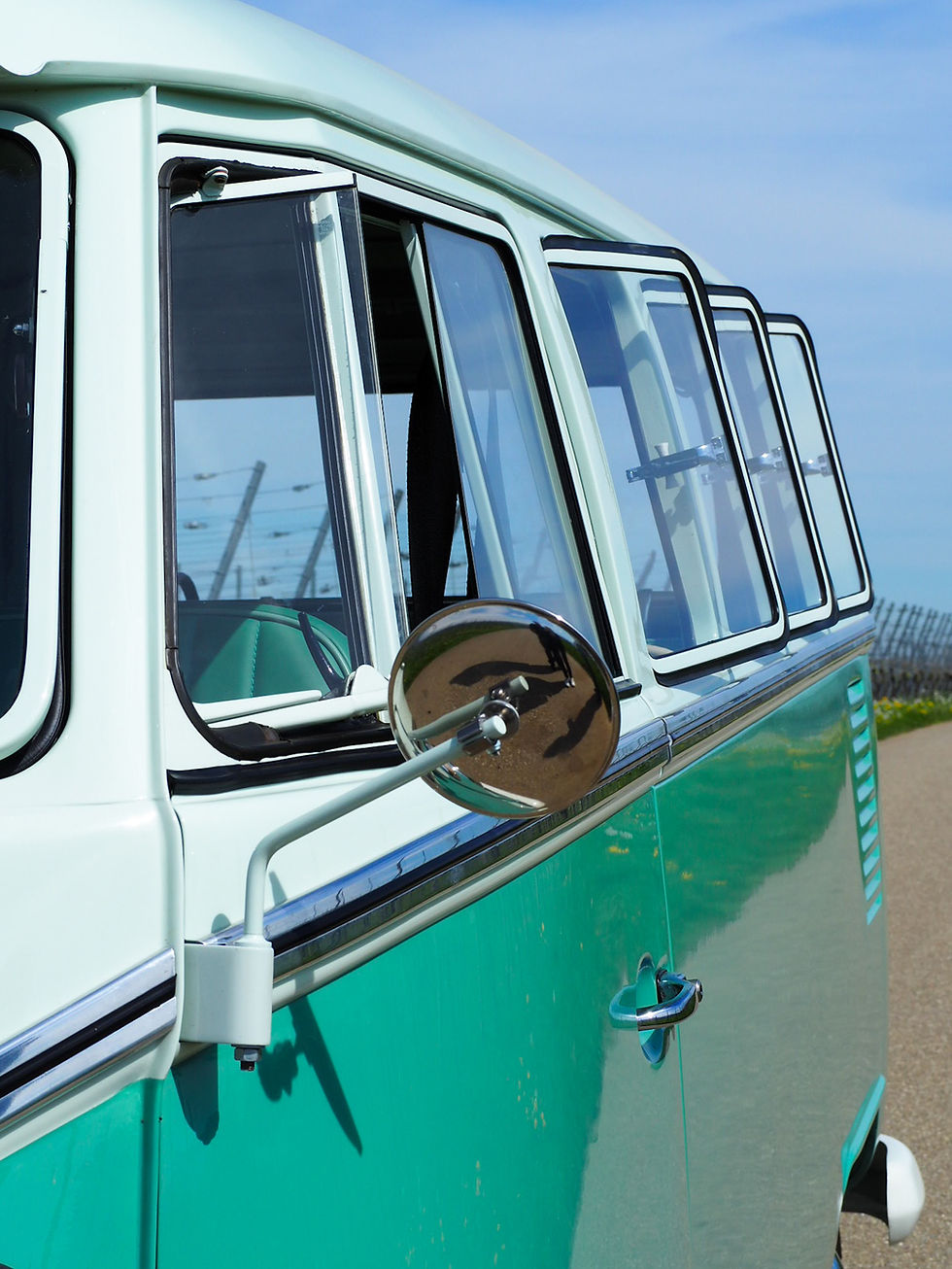 Combi Volkswagen T2 bleu garé devant un château sur la route des vins d’Alsace