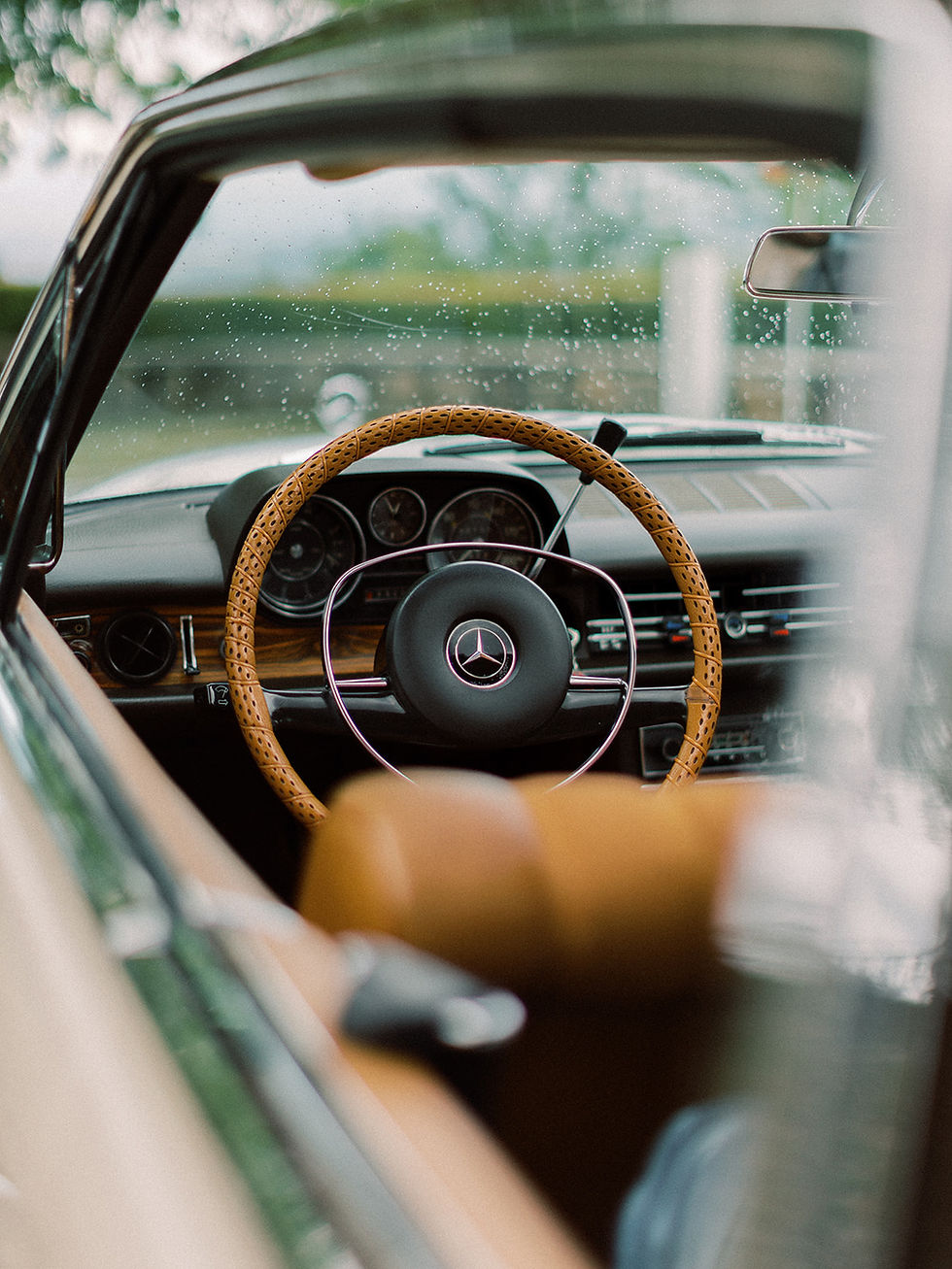 Chauffeur privé en Mercedes Coupé 250 W114 pour cérémonie de mariage à Mulhouse et Baden-W