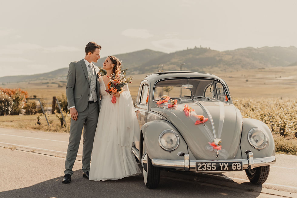 Balade romantique après mariage en Coccinelle cabriolet blanche sur la route des vins d’Al