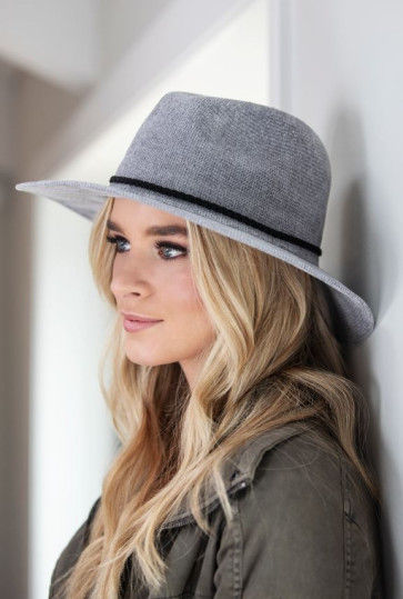 Model wearing gray chenille foldable panama hat