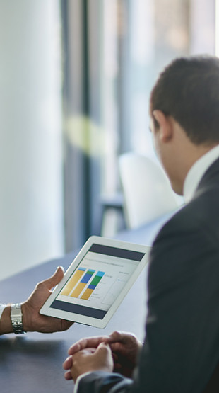 Geschäftstreffen mit 2 Personen und einem Tablet