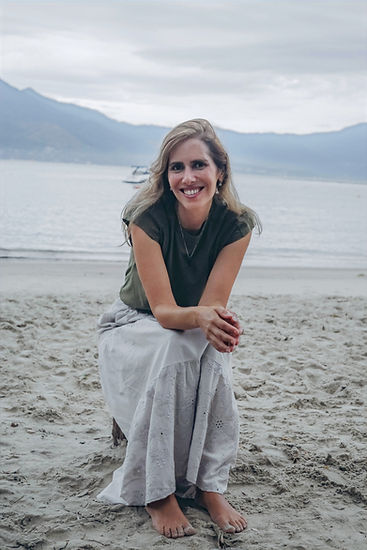 Laura Prado, terapeuta somática, em ambiente natural durante trabalho de acompanhamento de processos
