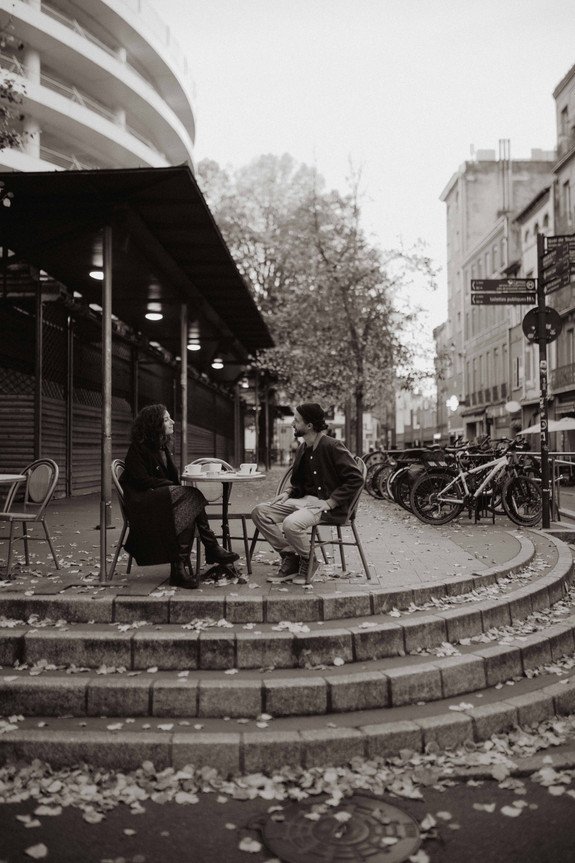 Couple enlacé devant les façades roses de Toulouse