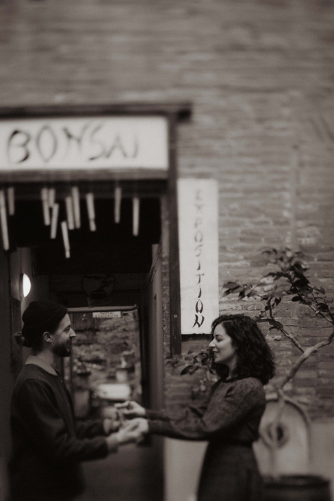 Couple amoureux photographié à la lumière du soir à Toulouse