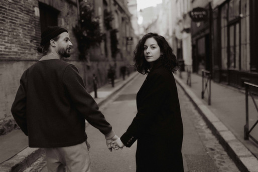 Moment complice capturé dans les rues de Toulouse