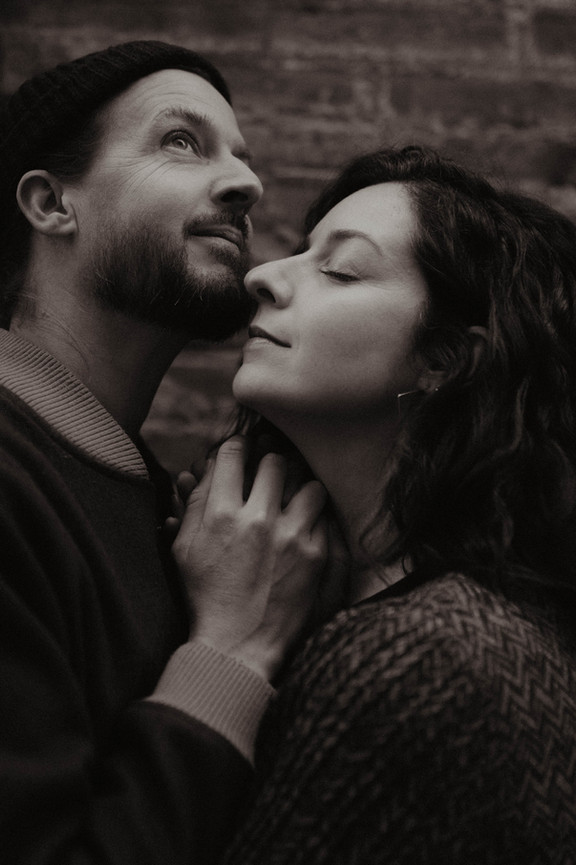 Couple profitant d’une promenade romantique à Toulouse