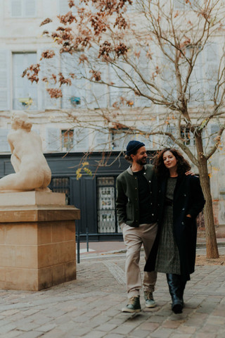 Couple vivant un moment authentique pendant une séance lifestyle