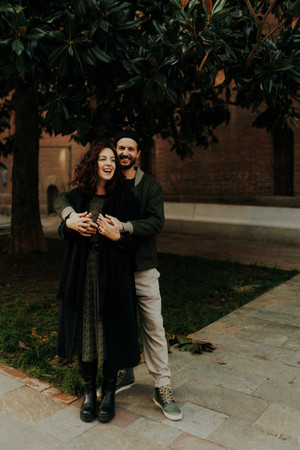 Photographie naturelle de couple dans une rue calme de Toulouse